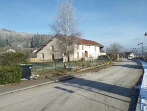 una strada vuota davanti a una casa di Le Stadl Vosges a Jussarupt