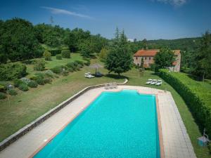 einen Blick über einen Pool im Hof in der Unterkunft Fonte Nuova in Badia Agnano