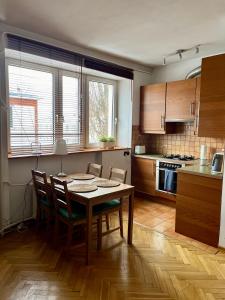 una cucina con tavolo e sedie in una stanza di Wilson Apartment a Varsavia
