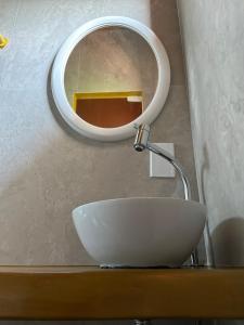 lavabo en el baño con espejo en la pared en Oka Pousada Atins en Atins