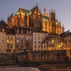 een groot gebouw met een kathedraal op de achtergrond bij LeCathedrale : F2 au cœur de Metz ! in Metz