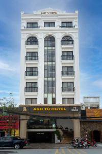 un alto edificio bianco con un cartello dell'hotel di ANH TU Hotel a Lạng Sơn