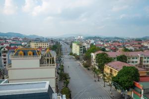 Blick auf eine Stadt mit Straßen und Gebäuden in der Unterkunft ANH TU Hotel in Lạng Sơn