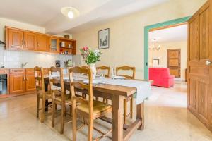 Kuchyň nebo kuchyňský kout v ubytování Maison chaleureuse à Éringes avec jardin et parking inclus + 15 fotografií