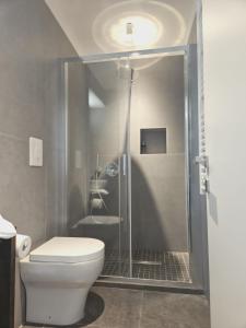 ein Bad mit einem WC und einer Glasdusche in der Unterkunft R.C. Vatican View in Rom