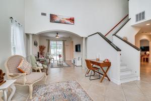 Posezení v ubytování Hot Tub and Fire Pit Spacious Cape Coral Oasis!