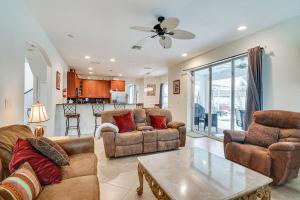 Posezení v ubytování Hot Tub and Fire Pit Spacious Cape Coral Oasis!