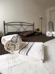 ein Bett mit zwei Handtüchern darüber in der Unterkunft Chianciano Lettings in Chianciano Terme