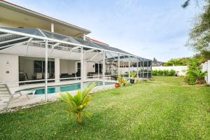 Bazén v ubytování Hot Tub and Fire Pit Spacious Cape Coral Oasis! nebo v jeho okolí