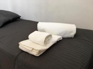 łóżko z dwoma ręcznikami na górze w obiekcie Chianciano Lettings w mieście Chianciano Terme +37 zdjęć