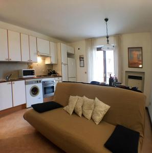 salon z kanapą i kuchnią w obiekcie Chianciano Lettings w mieście Chianciano Terme