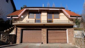 Casa con 2 puertas de garaje y balcón en Apartman Daniela, en Jacovce