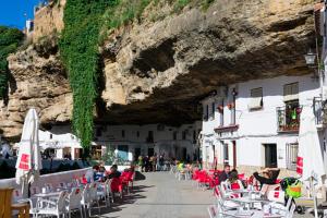 un gruppo di persone seduti a tavoli e sedie di El Sitio de mi Recreo a Ronda