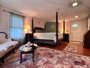 Un pat sau paturi într-o cameră la Mountain Quest Inn