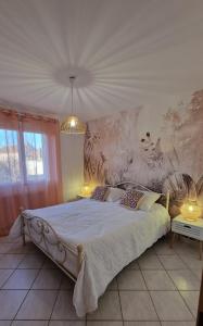- une chambre avec un grand lit dans l'établissement LAMELINE, à Échenoz-la-Méline