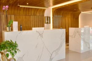 - un comptoir en marbre dans une chambre dotée de murs en bois dans l'établissement Casa Cuarzo Hotel Boutique, à Zacatecas