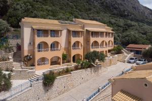 un edificio en la ladera de una montaña en Barbati View Luxury Hotel Apartments, en Barbati