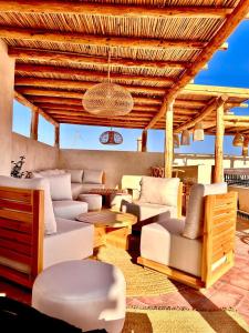 Lounge o bar area sa Riad Dar Alhambra