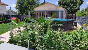 een tuin met een huis met een zwembad bij Holiday home Anima Mea, Zadar in Zadar