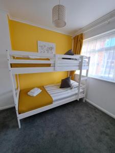 Llit o llits en una habitació de Seaside House Broadstairs by the Beach with Parking