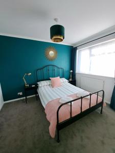 Llit o llits en una habitació de Seaside House Broadstairs by the Beach with Parking