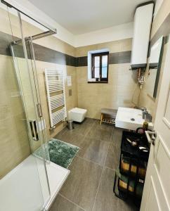 ein Badezimmer mit Dusche und Waschbecken in der Unterkunft Stará Škola Mariánská in Albrechtice v Jizerských horách + 77 Fotos