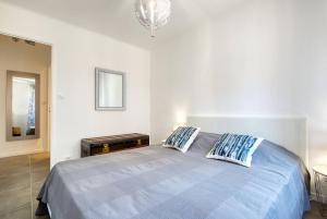 ein Schlafzimmer mit einem großen Bett mit zwei Kissen in der Unterkunft Sainte-Catherine - Superbe appartement avec balcon Vieux-Port in Marseille