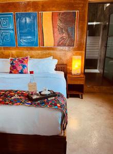 una camera da letto con un letto e un dipinto sul muro di Hotel "ala Residencias" a Chetumal