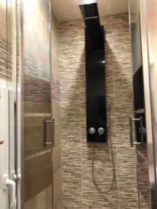 La salle de bains est pourvue d'une douche et d'une porte en verre. dans l'établissement Belle maison proche du centre et des plages, à Montpellier