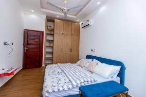 東勒貢的住宿－2 bedroom at East Legon, excellent location，一间卧室配有一张蓝色的床和一个衣柜