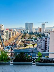 - Balcón con vistas a la ciudad en Tirana Gallery Apartment - City Center View, en Tirana