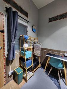 Cette chambre comprend des lits superposés et une table. dans l'établissement 113 Quiet and Cozy Loft Apartment with free Wi-fi, à Bangkok