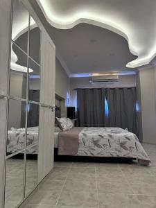 1 dormitorio con cama y espejo grande en Killari suite en Tinogasta