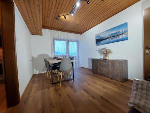 uma sala de jantar com uma mesa e um tecto de madeira em Stony Sea Apartments em Saalfelden am Steinernen Meer