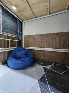 113 Quiet and Cozy Loft Apartment with free Wi-fi في بانكوك: غرفة مع كيس فول أزرق على الأرض