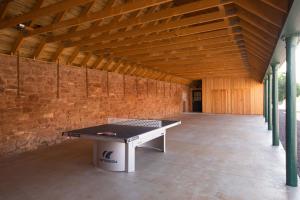 uma mesa de pingue-pongue num quarto com uma parede de tijolos em Shepherd's Bothy at Papple Steading em East Linton