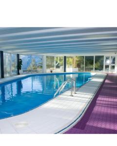 Bazén v ubytování Chambre Hôtel Ibiza Spa - Hammam - Jacuzzis - Piscine Chauffée nebo v jeho okolí