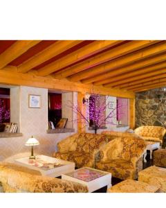 Posezení v ubytování Chambre Hôtel Ibiza Spa - Hammam - Jacuzzis - Piscine Chauffée