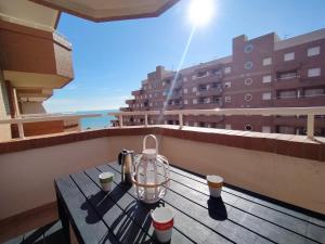 einen Tisch auf dem Dach eines Gebäudes in der Unterkunft ACV - Vistamar II-1ª Linea Planta 9 Sur in Oropesa del Mar