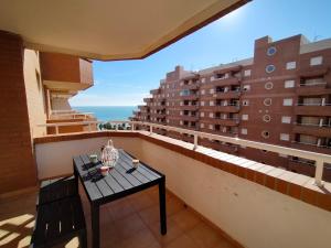 ein Balkon mit Tisch und Blick auf das Meer in der Unterkunft ACV - Vistamar II-1ª Linea Planta 9 Sur in Oropesa del Mar