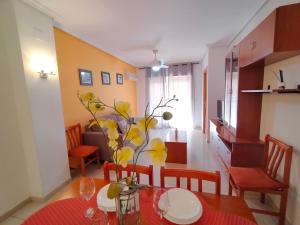 ein Esszimmer und ein Wohnzimmer mit Tisch und Stühlen in der Unterkunft ACV - Vistamar II-1ª Linea Planta 9 Sur in Oropesa del Mar