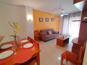 ein Wohnzimmer mit Tisch und Couch in der Unterkunft ACV - Vistamar II-1ª Linea Planta 9 Sur in Oropesa del Mar