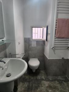 ein Badezimmer mit einem weißen WC und einem Waschbecken in der Unterkunft Casa Vacanze della zia Gargano in Mattinata