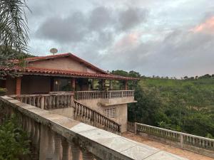 Casa con balcón en un puente en Chacara dos ipes, en São Roque