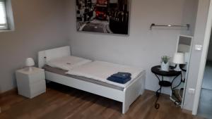 ein kleines Zimmer mit einem Bett und einem Bild an der Wand in der Unterkunft Wohnung mit 5 Einzelzimmern in Selm