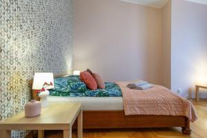 Cama ou camas em um quarto em Domus krakowski 3-bedroom apt.