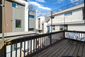 - un balcon avec une table bleue sur une terrasse en bois dans l'établissement Perfect Workation Spot, Fast Wi-Fi, Fully Stocked, à Seattle