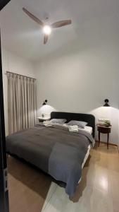 een slaapkamer met een bed en een plafondventilator bij MaVitaPlace Villa Familia Katerini in Kateríni