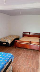 Habitación con 2 camas y suelo de madera. en Chacara dos ipes, en São Roque