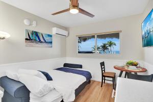 ハリウッドにあるBeach Efficiency - Hollywood Beachfront and Broadwalkのベッドルーム1室(ベッド1台、テーブル、テーブル付)